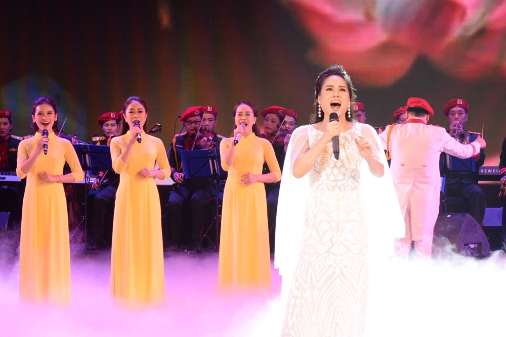 Ca sĩ Cẩm Tú cùng tốp hát, Nhà hát Ca múa nhạc Quân đội thể hiện tác phẩm “Nhớ Bác lòng con trong sáng hơn”.